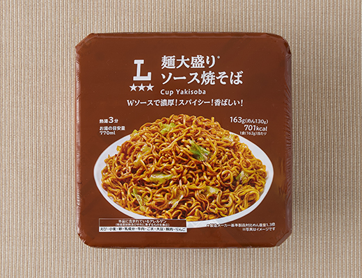 ローソンの麺大盛り ソース焼そばを比較する。税込価格：198円、カロリー：701kcal、1円あたりカロリー：3.54kcal/円、たんぱく質：13.5g、1円あたりたんぱく質：0.07g/円、脂質：29.1g、炭水化物：98.4g、食塩相当量：6.5g。