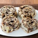 ローソンのもっちりとしたチョコパン 4個入。税込価格：181円、カロリー：97kcal、たんぱく質：1.8g、脂質：3.7g、炭水化物：14.6g、糖質：13.8g、食物繊維：0.8g、食塩相当量：0.2g。