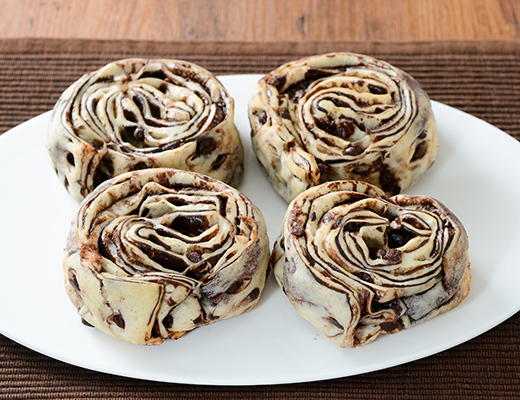 ローソンのもっちりとしたチョコパン 4個入。税込価格：181円、カロリー：97kcal、たんぱく質：1.8g、脂質：3.7g、炭水化物：14.6g、糖質：13.8g、食物繊維：0.8g、食塩相当量：0.2g。
