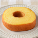 ローソンのしっとりふんわりバウムクーヘン。税込価格：238円、カロリー：424kcal、たんぱく質：6.3g、脂質：25.9g、炭水化物：41.6g、食塩相当量：0.4g。