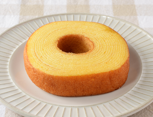 ローソンのしっとりふんわりバウムクーヘン。税込価格：238円、カロリー：424kcal、たんぱく質：6.3g、脂質：25.9g、炭水化物：41.6g、食塩相当量：0.4g。