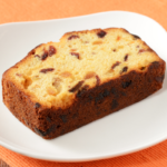 ローソンの6種のフルーツ味わうパウンドケーキ。税込価格：238円、カロリー：238kcal、たんぱく質：2.6g、脂質：9.8g、炭水化物：34.8g、食塩相当量：0.2g。