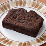 ローソンのカカオ香る濃厚チョコパウンドケーキ。税込価格：238円、カロリー：284kcal、たんぱく質：4g、脂質：17.9g、炭水化物：27.8g、食塩相当量：0.2g。