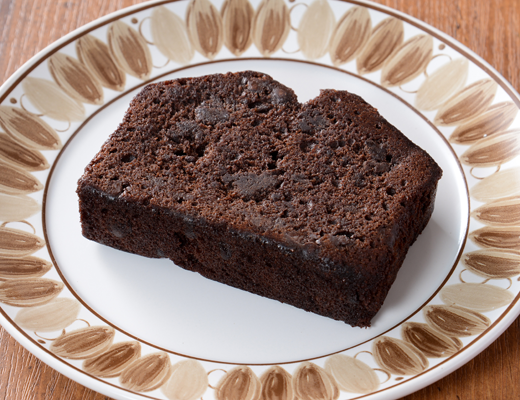 ローソンのカカオ香る濃厚チョコパウンドケーキ。税込価格：238円、カロリー：284kcal、たんぱく質：4g、脂質：17.9g、炭水化物：27.8g、食塩相当量：0.2g。