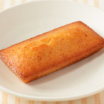 ローソンのバター香るしっとりフィナンシェ。税込価格：178円、カロリー：118kcal、たんぱく質：2g、脂質：7.5g、炭水化物：10.9g、糖質：10.5g、食物繊維：0.4g、食塩相当量：0.2g。