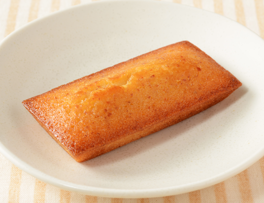 ローソンのバター香るしっとりフィナンシェ。税込価格：178円、カロリー：118kcal、たんぱく質：2g、脂質：7.5g、炭水化物：10.9g、糖質：10.5g、食物繊維：0.4g、食塩相当量：0.2g。