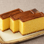 ローソンのしっとり五三焼カステラ。税込価格：368円、カロリー：122kcal、たんぱく質：2.5g、脂質：2g、炭水化物：23.6g、糖質：23.3g、食物繊維：0.3g、食塩相当量：0g。