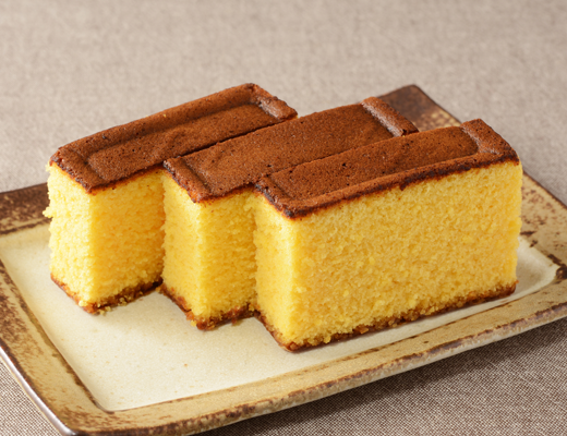 ローソンのしっとり五三焼カステラ。税込価格：368円、カロリー：122kcal、たんぱく質：2.5g、脂質：2g、炭水化物：23.6g、糖質：23.3g、食物繊維：0.3g、食塩相当量：0g。