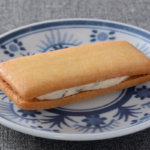 ローソンのバター香るしっとりレーズンサンド。税込価格：228円、カロリー：191kcal、たんぱく質：1.8g、脂質：10.9g、炭水化物：21.7g、糖質：21.1g、食物繊維：0.6g、食塩相当量：0.1g。