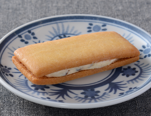 ローソンのバター香るしっとりレーズンサンド。税込価格：228円、カロリー：191kcal、たんぱく質：1.8g、脂質：10.9g、炭水化物：21.7g、糖質：21.1g、食物繊維：0.6g、食塩相当量：0.1g。