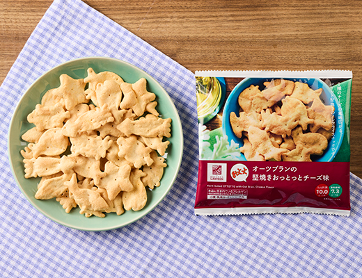 ローソンのオーツブランの堅焼きおっとっと チーズ味。税込価格：178円、カロリー：151kcal、たんぱく質：10g、脂質：6.4g、炭水化物：17g、糖質：9.7g、食物繊維：7.3g、食塩相当量：0.4g。