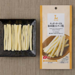 ローソンのチェダーチーズの旨みを感じる チーズ鱈®を比較する。税込価格：208円、カロリー：131kcal、1円あたりカロリー：0.63kcal/円、たんぱく質：7.7g、1円あたりたんぱく質：0.04g/円、脂質：8.5g、炭水化物：6g、糖質：5.6g、食物繊維：0.4g、食塩相当量：1.2g。