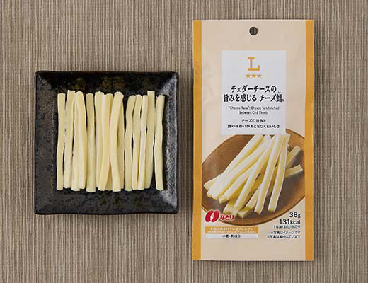 ローソンのチェダーチーズの旨みを感じる チーズ鱈®を比較する。税込価格：208円、カロリー：131kcal、1円あたりカロリー：0.63kcal/円、たんぱく質：7.7g、1円あたりたんぱく質：0.04g/円、脂質：8.5g、炭水化物：6g、糖質：5.6g、食物繊維：0.4g、食塩相当量：1.2g。