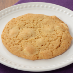 ローソンのホワイトチョコチャンクマカダミアクッキー。税込価格：198円、カロリー：238kcal、たんぱく質：2.8g、脂質：12.1g、炭水化物：29.8g、糖質：29.1g、食物繊維：0.7g、食塩相当量：0.5g。