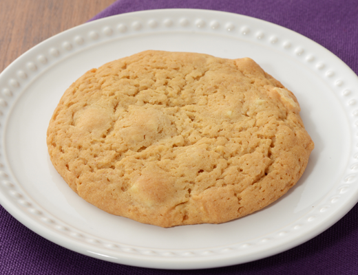 ローソンのホワイトチョコチャンクマカダミアクッキー。税込価格：198円、カロリー：238kcal、たんぱく質：2.8g、脂質：12.1g、炭水化物：29.8g、糖質：29.1g、食物繊維：0.7g、食塩相当量：0.5g。
