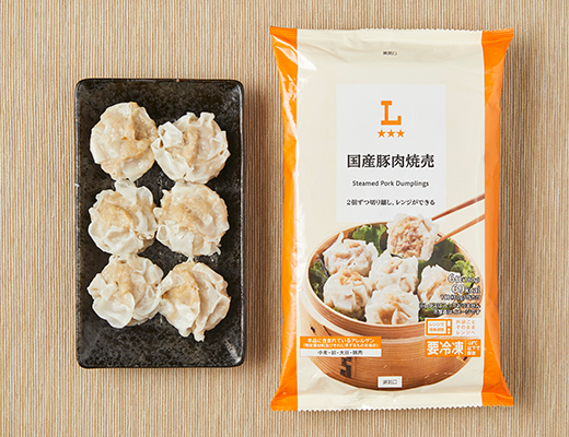 ローソンの国産豚肉焼売を比較する。税込価格：343円、カロリー：69kcal、1円あたりカロリー：0.20kcal/円、たんぱく質：2.1g、1円あたりたんぱく質：0.01g/円、脂質：5.2g、炭水化物：3.6g、糖質：3.3g、食物繊維：0.3g、食塩相当量：0.4g。