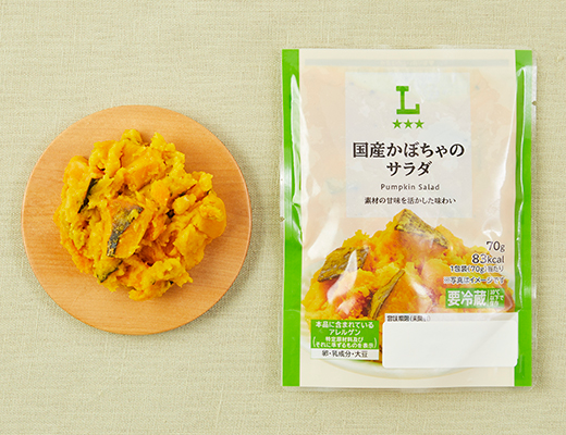 ローソンの国産かぼちゃのサラダ。税込価格：181円、カロリー：83kcal、たんぱく質：1.6g、脂質：0.8g、炭水化物：17.9g、糖質：16.3g、食物繊維：1.6g、食塩相当量：0.3g。