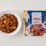 ローソンの重慶飯店監修 四川風麻婆豆腐。税込価格：451円、カロリー：210kcal、たんぱく質：12.8g、脂質：10.6g、炭水化物：16g、糖質：13.8g、食物繊維：2.2g、食塩相当量：3.7g。