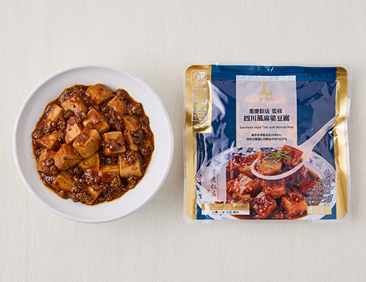 ローソンの重慶飯店監修 四川風麻婆豆腐。税込価格：451円、カロリー：210kcal、たんぱく質：12.8g、脂質：10.6g、炭水化物：16g、糖質：13.8g、食物繊維：2.2g、食塩相当量：3.7g。