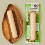 ローソンのMCTが体脂肪を減らす※ サラダチキンスティック チーズを比較する。税込価格：214円、カロリー：94kcal、1円あたりカロリー：0.44kcal/円、たんぱく質：10.7g、1円あたりたんぱく質：0.05g/円、食塩相当量：1.2g。