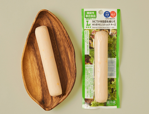 ローソンのMCTが体脂肪を減らす※ サラダチキンスティック チーズを比較する。税込価格：214円、カロリー：94kcal、1円あたりカロリー：0.44kcal/円、たんぱく質：10.7g、1円あたりたんぱく質：0.05g/円、食塩相当量：1.2g。