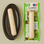 ローソンのMCTが体脂肪を減らす※ サラダチキンスティック 柚子こしょうを比較する。税込価格：214円、カロリー：83kcal、1円あたりカロリー：0.39kcal/円、たんぱく質：10.1g、1円あたりたんぱく質：0.05g/円、脂質：3.3g、糖質：3.1g、食塩相当量：1.2g。
