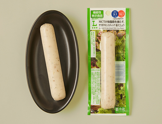 ローソンのMCTが体脂肪を減らす※ サラダチキンスティック 柚子こしょうを比較する。税込価格：214円、カロリー：83kcal、1円あたりカロリー：0.39kcal/円、たんぱく質：10.1g、1円あたりたんぱく質：0.05g/円、脂質：3.3g、糖質：3.1g、食塩相当量：1.2g。
