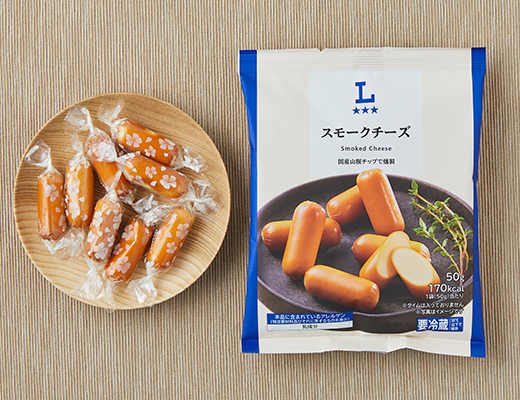 ローソンのスモークチーズを比較する。税込価格：254円、カロリー：170kcal、1円あたりカロリー：0.67kcal/円、たんぱく質：11.1g、1円あたりたんぱく質：0.04g/円、脂質：13.7g、炭水化物：0.5g、糖質：0.5g、食物繊維：0g、食塩相当量：1.6g。