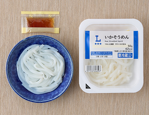 ローソンのいかそうめん。税込価格：430円、カロリー：42kcal、たんぱく質：6.9g、脂質：0.5g、炭水化物：2.7g、糖質：2.7g、食物繊維：0g、食塩相当量：1.7g。