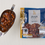 ローソンの肉卸小島監修 牛すじカレー。税込価格：473円、カロリー：238kcal、たんぱく質：11.2g、脂質：14.8g、炭水化物：17.2g、糖質：13g、食物繊維：4.2g、食塩相当量：3g。