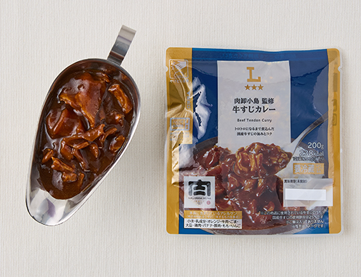 ローソンの肉卸小島監修 牛すじカレー。税込価格：473円、カロリー：238kcal、たんぱく質：11.2g、脂質：14.8g、炭水化物：17.2g、糖質：13g、食物繊維：4.2g、食塩相当量：3g。