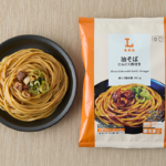ローソンの油そば にんにく酢付きを比較する。税込価格：322円、カロリー：536kcal、1円あたりカロリー：1.66kcal/円、たんぱく質：15.3g、1円あたりたんぱく質：0.05g/円、脂質：19.6g、炭水化物：77.2g、糖質：72.2g、食物繊維：5g、食塩相当量：3.4g。