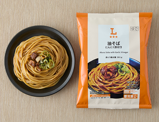 ローソンの油そば にんにく酢付きを比較する。税込価格：322円、カロリー：536kcal、1円あたりカロリー：1.66kcal/円、たんぱく質：15.3g、1円あたりたんぱく質：0.05g/円、脂質：19.6g、炭水化物：77.2g、糖質：72.2g、食物繊維：5g、食塩相当量：3.4g。