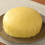 ローソンのふんわりたまご蒸しケーキ。税込価格：138円、カロリー：441kcal、たんぱく質：6.7g、脂質：22.1g、炭水化物：54g、糖質：53.4g、食物繊維：0.6g、食塩相当量：0.9g。