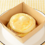 ローソンのバターソースとふわふわパンケーキ。税込価格：257円、カロリー：227kcal、たんぱく質：5g、脂質：11.5g、炭水化物：26.4g、糖質：25.1g、食物繊維：1.3g、食塩相当量：0.5g。