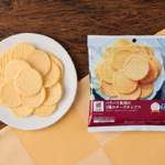 ローソンのパリパリ食感の3種のチーズチップス。税込価格：168円、カロリー：150kcal、たんぱく質：0.6g、脂質：9.4g、炭水化物：26g、糖質：5.9g、食物繊維：20.1g、食塩相当量：0.5g。