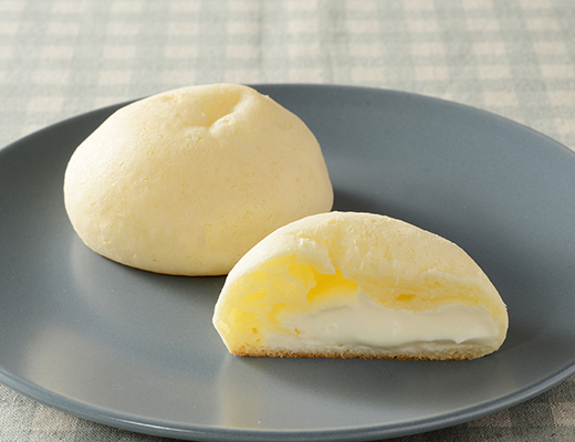 ローソンのもちぷよ(北海道産生クリーム入りミルククリーム)。税込価格：119円、カロリー：232kcal、たんぱく質：2.7g、脂質：13.5g、炭水化物：25g、糖質：24.9g、食物繊維：0.1g、食塩相当量：0.4g。