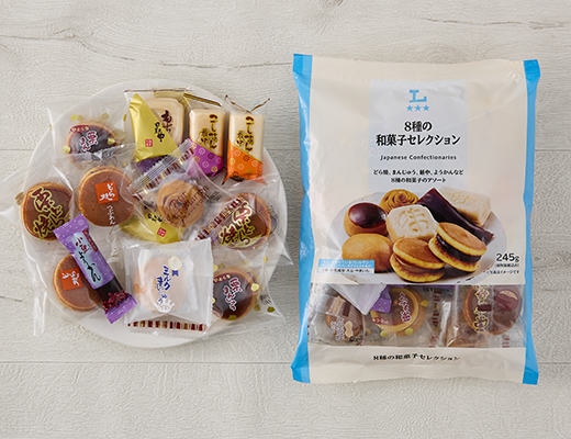 ローソンの8種の和菓子セレクションを比較する。税込価格：395円。
