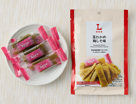 ローソンの茎わかめ 梅しそ味を比較する。税込価格：168円、カロリー：27kcal、1円あたりカロリー：0.16kcal/円、たんぱく質：0.6g、1円あたりたんぱく質：0.01未満g/円、脂質：0g、炭水化物：6.7g、糖質：5.2g、食物繊維：1.5g、食塩相当量：2.2g。