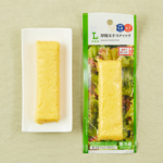 ローソンの厚焼玉子スティックを比較する。税込価格：192円、カロリー：109kcal、1円あたりカロリー：0.57kcal/円、たんぱく質：8.7g、1円あたりたんぱく質：0.05g/円、脂質：7.4g、炭水化物：2g、糖質：1.8g、食物繊維：0.2g、食塩相当量：0.7g。