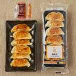 ローソンの焼餃子。税込価格：354円、カロリー：320kcal、たんぱく質：12.1g、脂質：14.8g、炭水化物：35.9g、糖質：33.1g、食物繊維：2.8g、食塩相当量：2.6g。