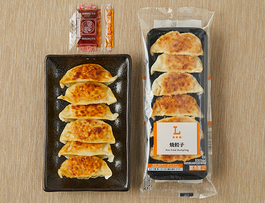 ローソンの焼餃子。税込価格：354円、カロリー：320kcal、たんぱく質：12.1g、脂質：14.8g、炭水化物：35.9g、糖質：33.1g、食物繊維：2.8g、食塩相当量：2.6g。