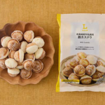 ローソンの北海道産牛乳使用 鈴カステラを比較する。税込価格：130円、カロリー：329kcal、1円あたりカロリー：2.53kcal/円、たんぱく質：4.3g、1円あたりたんぱく質：0.03g/円、脂質：4.5g、炭水化物：68.3g、糖質：67.5g、食物繊維：0.8g、食塩相当量：0.1g。