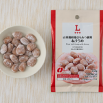 ローソンの山田養蜂場はちみつ使用ねりうめを比較する。税込価格：158円、カロリー：109kcal、1円あたりカロリー：0.69kcal/円、たんぱく質：0.8g、1円あたりたんぱく質：0.01g/円、脂質：0.3g、炭水化物：26.3g、糖質：25.4g、食物繊維：0.9g、食塩相当量：1.5g。