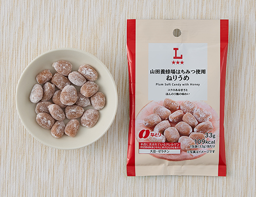 ローソンの山田養蜂場はちみつ使用ねりうめを比較する。税込価格：158円、カロリー：109kcal、1円あたりカロリー：0.69kcal/円、たんぱく質：0.8g、1円あたりたんぱく質：0.01g/円、脂質：0.3g、炭水化物：26.3g、糖質：25.4g、食物繊維：0.9g、食塩相当量：1.5g。
