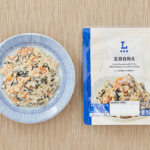 ローソンの五目白和え。税込価格：181円、カロリー：74kcal、たんぱく質：5.2g、脂質：3.2g、炭水化物：7.3g、糖質：5.3g、食物繊維：2g、食塩相当量：1.3g。