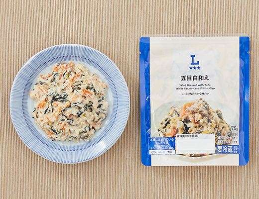 ローソンの五目白和え。税込価格：181円、カロリー：74kcal、たんぱく質：5.2g、脂質：3.2g、炭水化物：7.3g、糖質：5.3g、食物繊維：2g、食塩相当量：1.3g。