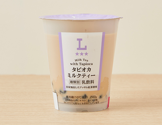 ローソンのタピオカミルクティー。税込価格：258円、カロリー：175kcal、たんぱく質：3.1g、脂質：6g、炭水化物：27.6g、糖質：26.9g、食物繊維：0.7g、食塩相当量：0.1g。