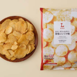 ローソンのBIG ザクッとポテト 旨味コンソメ味を比較する。税込価格：268円、カロリー：558kcal、1円あたりカロリー：2.08kcal/円、たんぱく質：5.4g、1円あたりたんぱく質：0.02g/円、脂質：37.1g、炭水化物：52.5g、糖質：48.5g、食物繊維：4g、食塩相当量：0.9g。