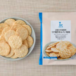 ローソンの赤穂の天塩使用 うす焼きせんべい 塩味を比較する。税込価格：138円、カロリー：217kcal、1円あたりカロリー：1.57kcal/円、たんぱく質：3.3g、1円あたりたんぱく質：0.02g/円、脂質：4.8g、炭水化物：40.1g、糖質：39.9g、食物繊維：0.2g、食塩相当量：0.5g。